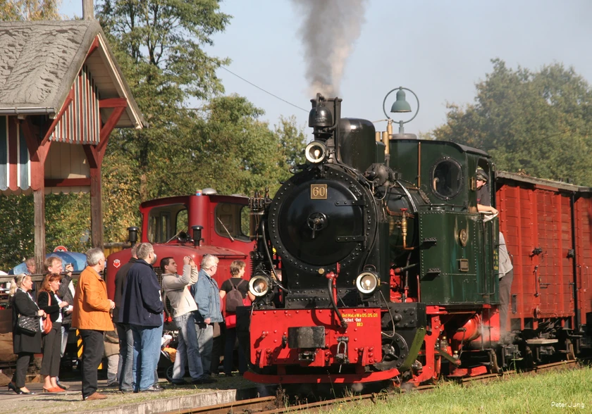 BS_33_4_SauerlaenderKleinbahn_IMG_9390 Einfahrt Bahnhof Dampf mit Leuten.jpg