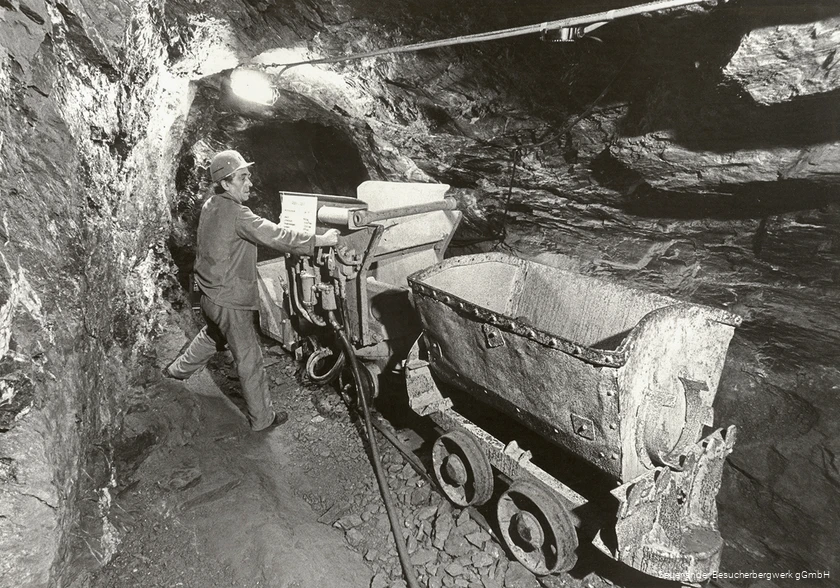 BS_7_2_BesucherbergwerkRamsbeck_Aldo Crose nach 1974_SBRA_Wurfschaufellader 01.jpg