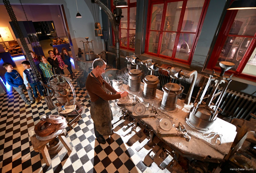 BS_21_6_Dt_DrahtmuseumAltena_Vorfuehrung der Drahtziehmaschinen.jpg